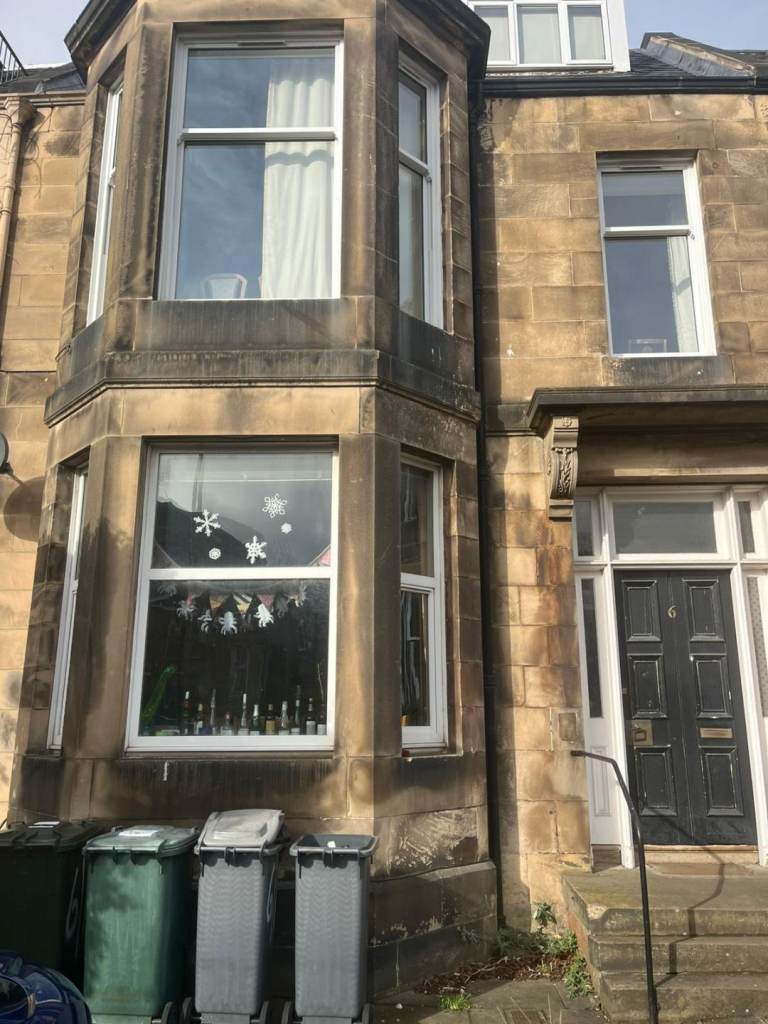 Double bedroom available at 2 storey flat in Polwarth! 