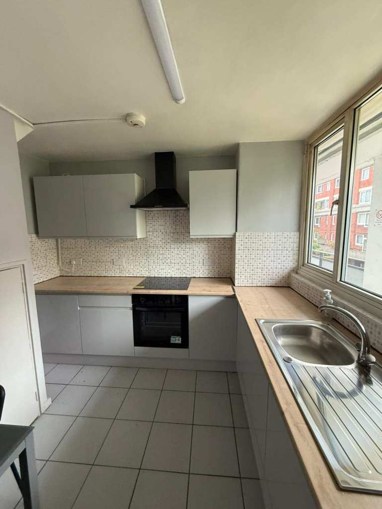 DOUBLE ROOM AVAILABLE NOW CANARY WARF, E14– 3 minutes from station