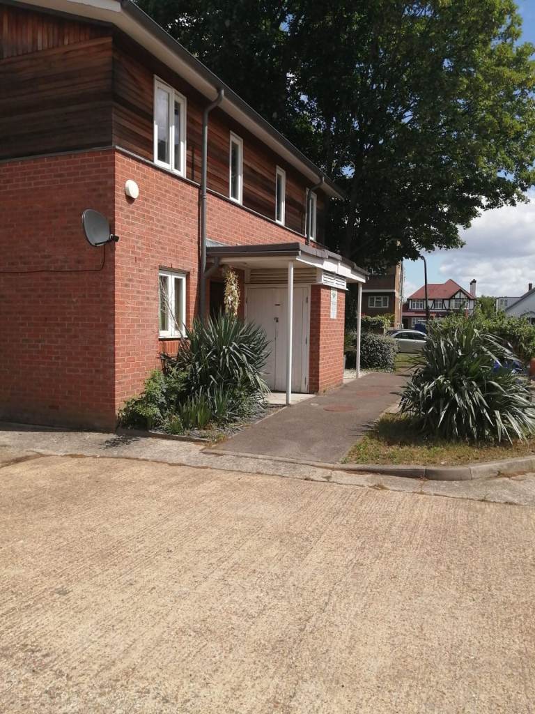 Semi detached house in Wallington near wallington green please READ ad (NOT FOR RENT)
