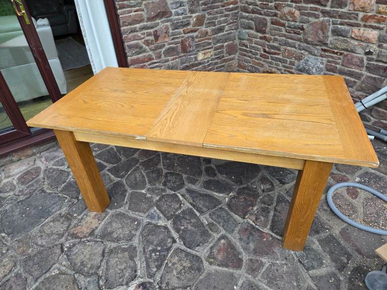 Solid Oak Veneer Extending Dining Table – Seats 6–8 – Good Condition
