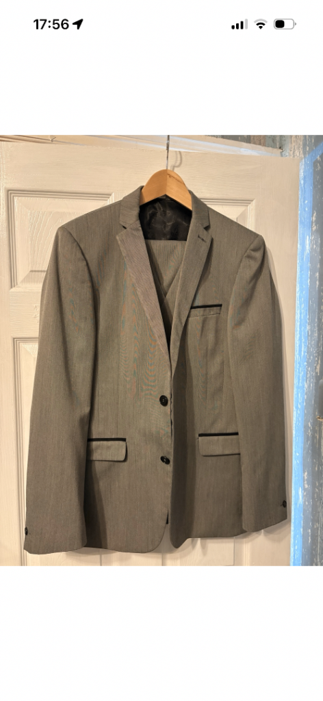 Red Herring 3-Piece Suit — Light Grey — 38R Jacket / 30" Waist — Immaculate ✨
