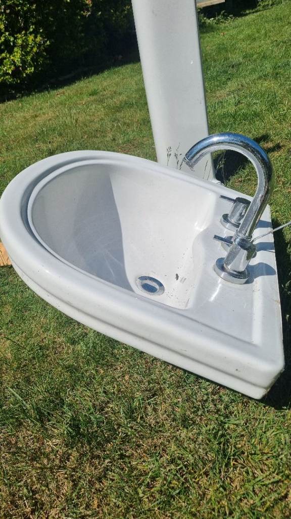 Retro white Pedestal sink  Good Condition