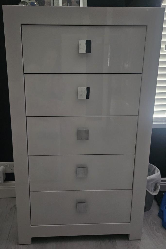 White. 2 bed side table and chest of drawers