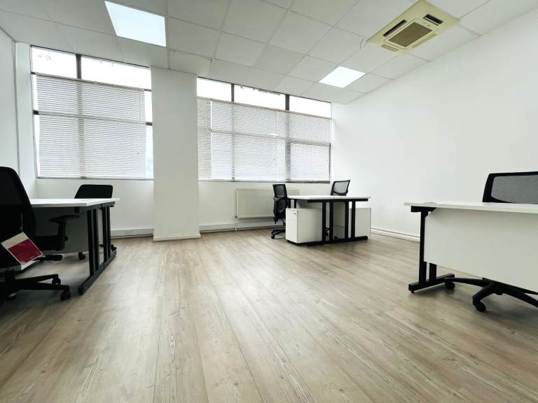 Medium Office / Beauty Studio to Rent in Park Royal NW10