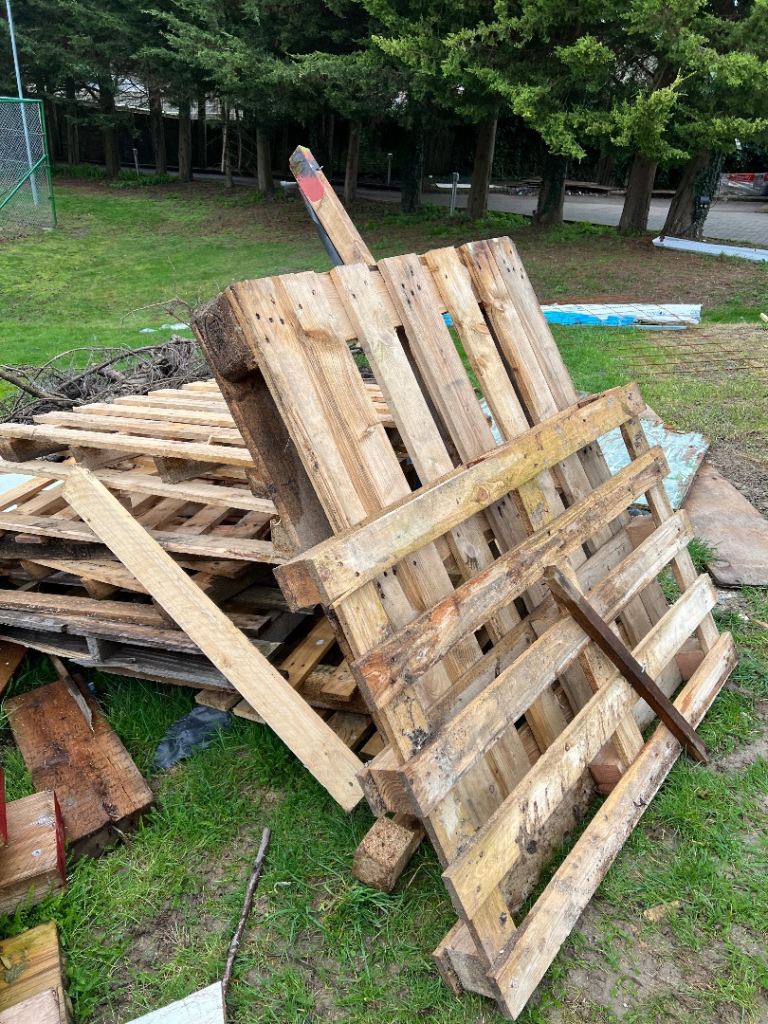 Free wooden pallets 