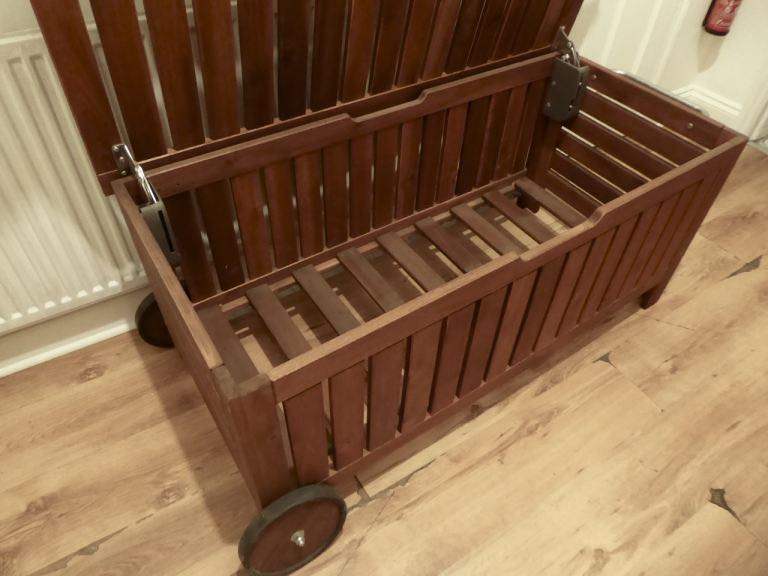 Big Stylish Wooden Chest Trunk or TV Stand - Excellent condition - With Wheels and metal handle