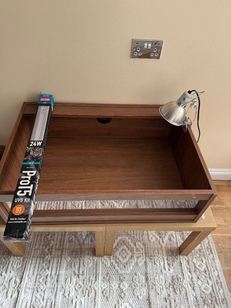 Tortoise table with uvb light and heat lamp.  Brand new 