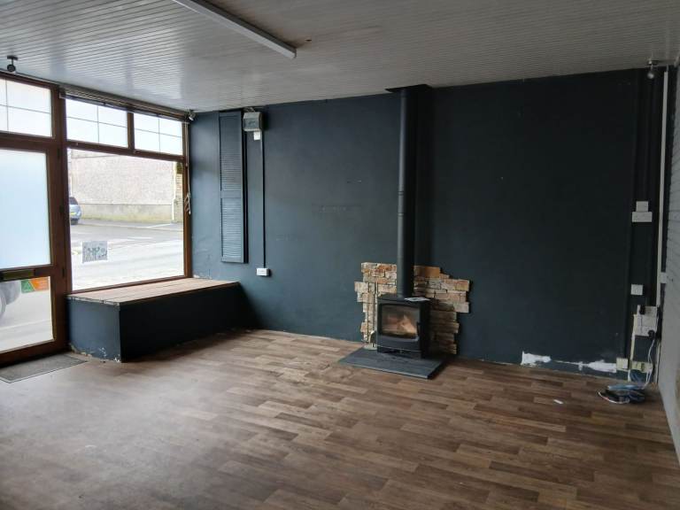 Shop or Office to rent in Skewen 