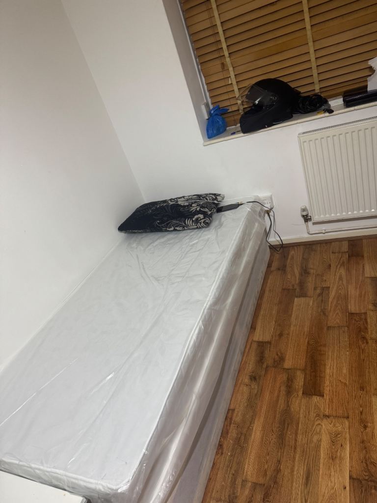 Share room in a Flat to rent