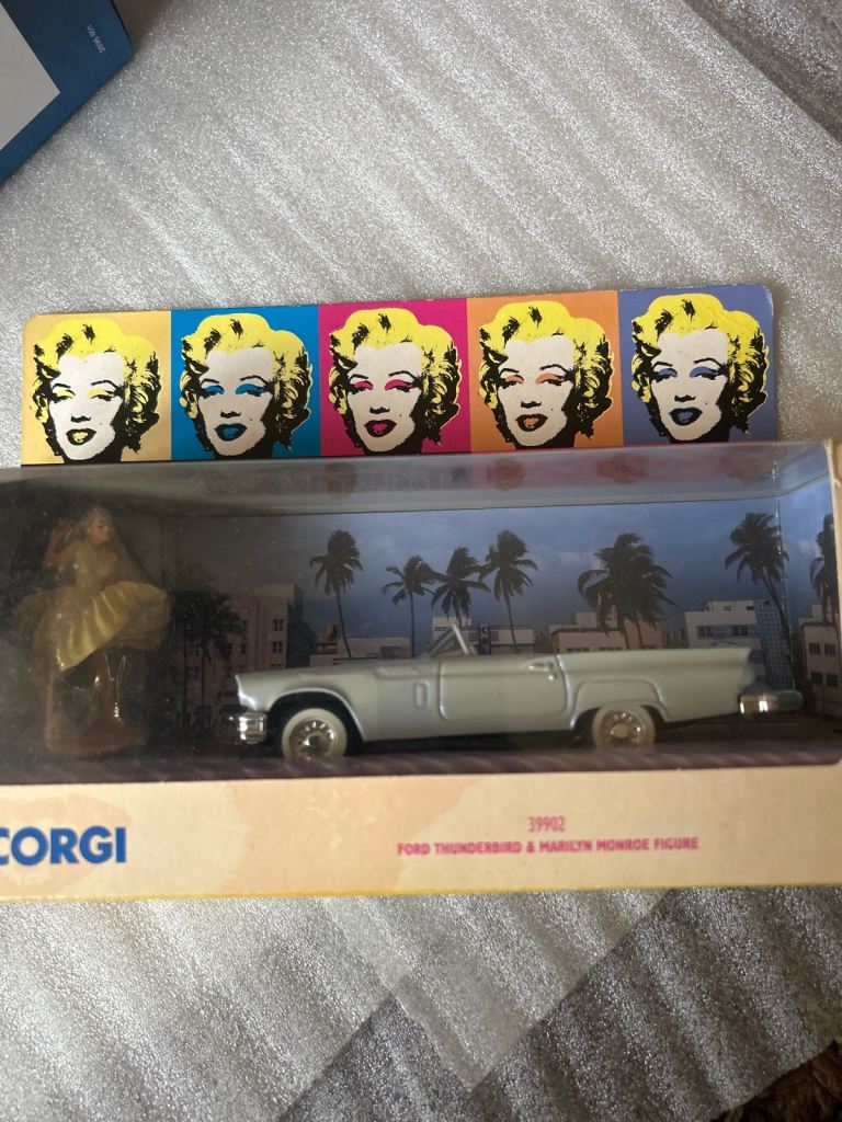 Corgi Marilyn Monroe Ford thunderbird with figure 2001 