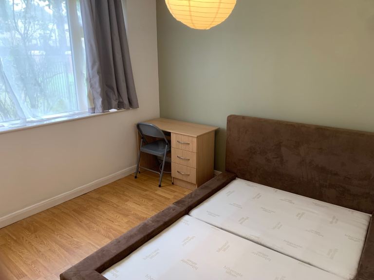 DOUBLE ROOM IN QUIET HOUSE SHARE, ALL BILLS INC. CLOSE TO CITY AND UNIS 