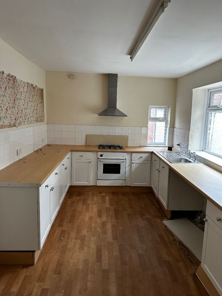 Used Kitchen for Sale – Cabinets, Worktops, Hob, Oven & Extractor