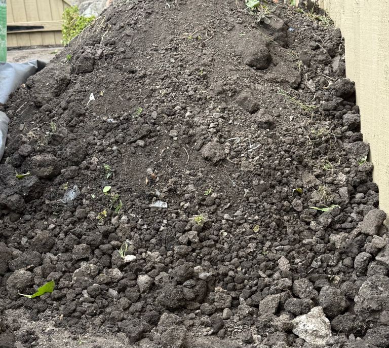 Good Quality dark soil.  Approx 3 to 4 tons.  Great for landscaping etc.