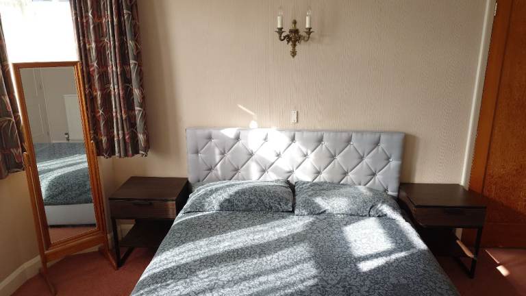 Furnished Double Bedroom in 4-bed house