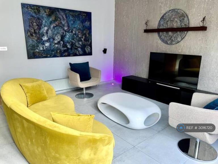 1 bedroom flat in St. John's Wood High Street, London, NW8 (1 bed) (#3016720)