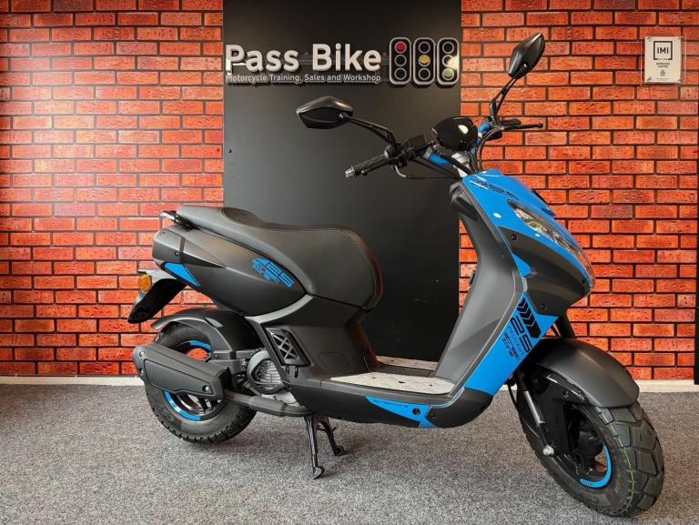 Peugeot Kisbee Streetzone 50cc Automatic Twist and Go Scooter Moped