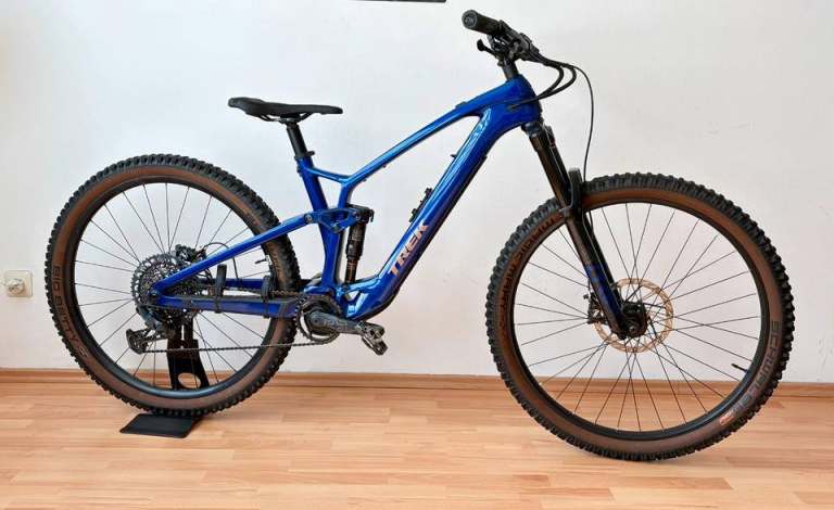 Trek Fuel ExE 9.5 in L / Light E MTB / TQ HPR50 / Blau / 29