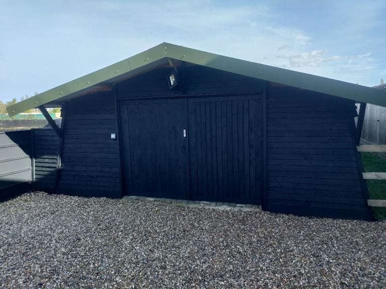 Barn/workshop rental with small yard area