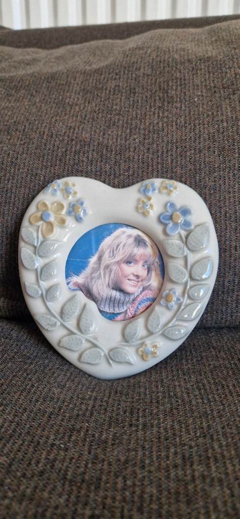 WADE HEART SHAPED PORCELAIN PICTURE FRAME. EXCELLENT CONDITION.