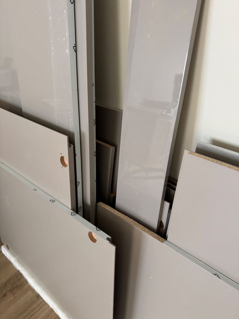 Howdens kitchen - Clerkenwell Gloss Handleless - Sand Grey - Door fronts and plinths