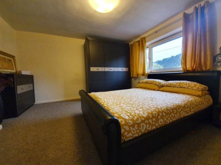 Extra Large Double room in Three Bridges