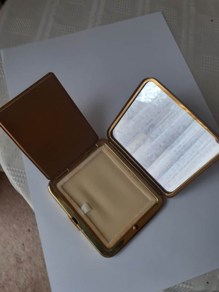 Maylon powder compact. 