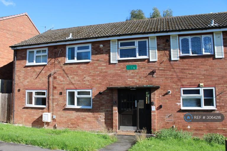 1 bedroom flat in Parkhouse Gardens, Dudley, DY3 (1 bed) (#3064216)