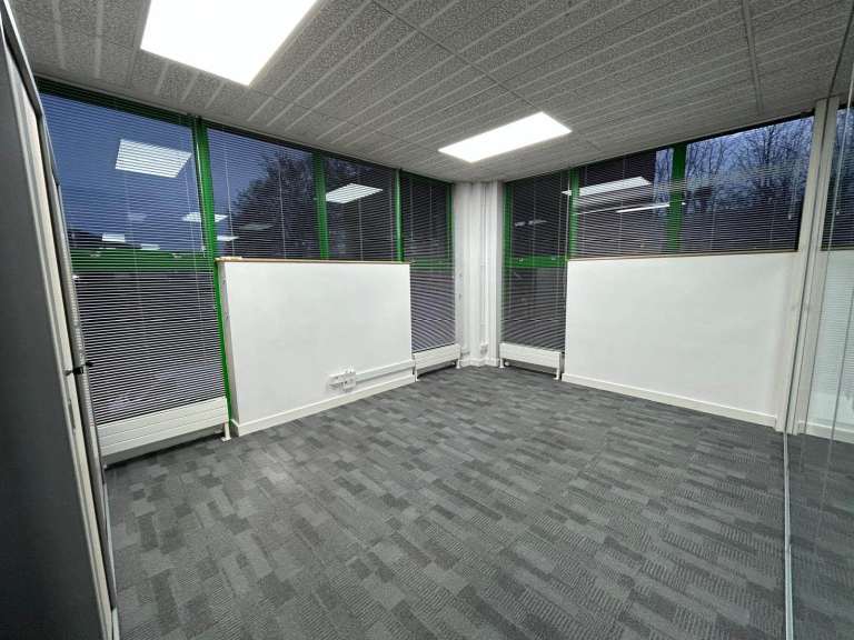 Modern Office to Rent with Parking – 170 sq ft – Leatherhead Business Park