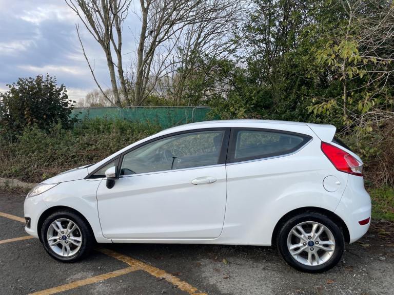 FORD FIESTA 1.2 ZETEC 64 REG WHITE 3 DOOR 11 MONTHS MOT TAX £35 YEAR LOW INSURANCE 50+MPG