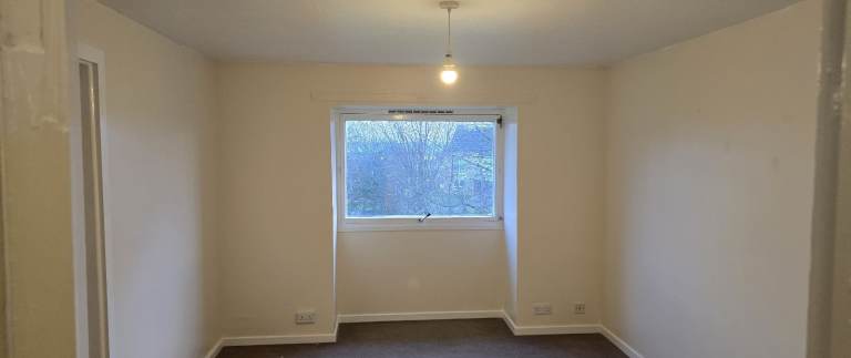 14 Lulworth Court, Whitfield, Dundee, DD4 0LS - Bright One-Bedroom Top-Floor Flat 