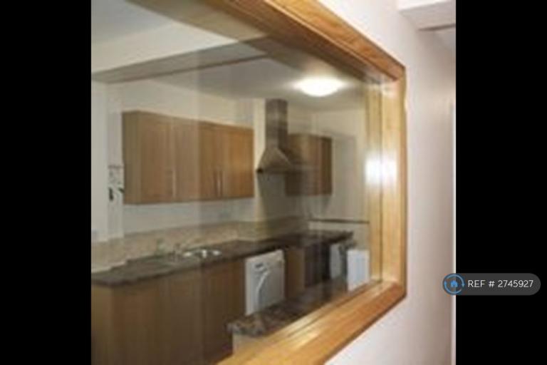 6 bedroom flat in Hawks Road, Kingston Upon Thames, KT1 (6 bed) (#2745927)