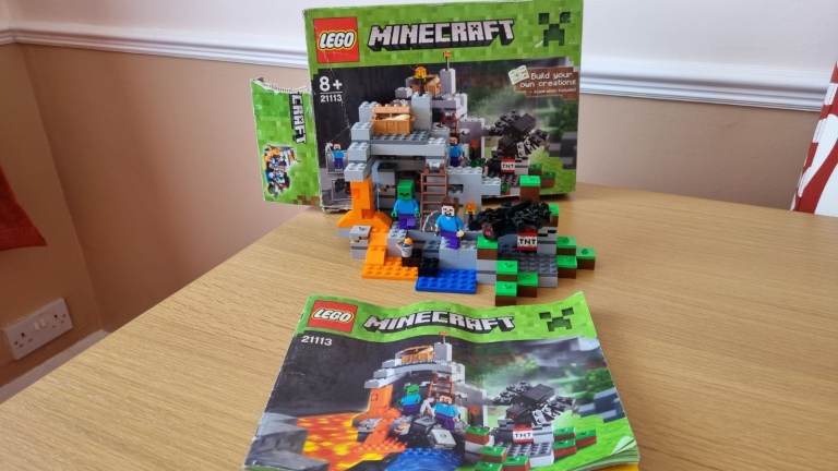 LEGO Minecraft The Cave 21113 Set – Good Condition, Boxed