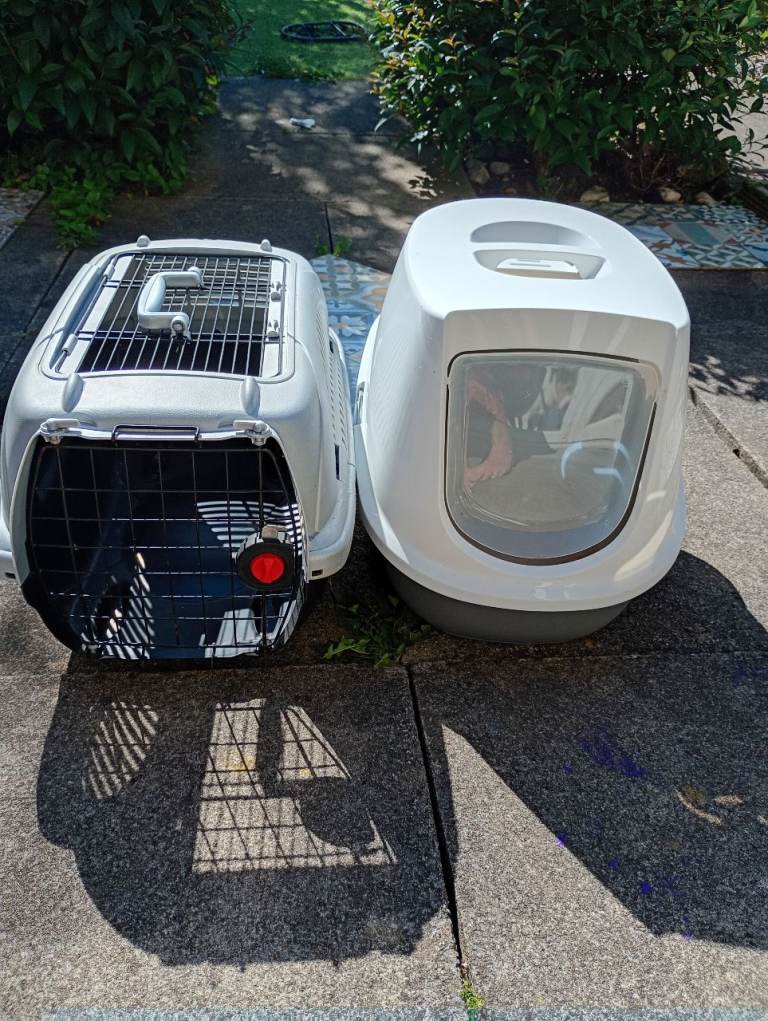 Pet carrier and covered litter tray