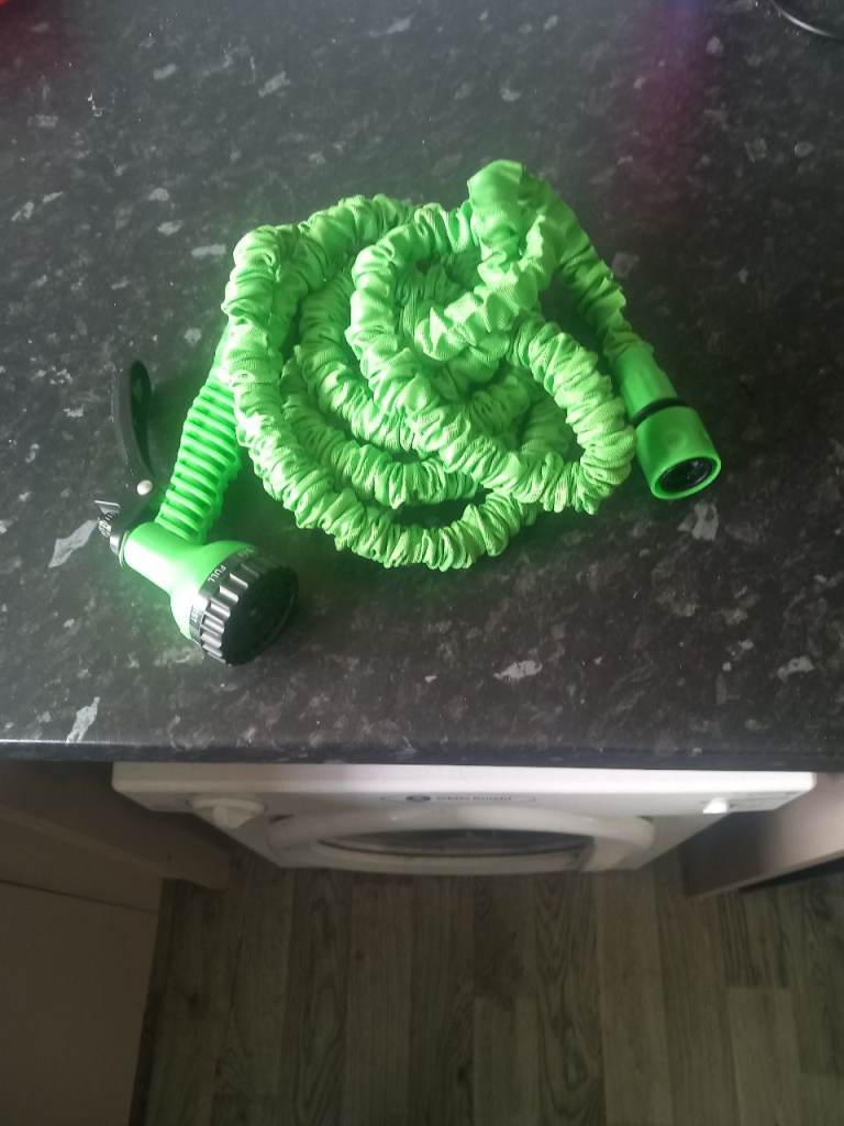 Green Expanding Garden Hose with Spray Nozzle