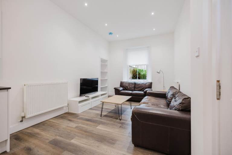 TERMS: Fantastic, 5 bedroom (HMO pending) cottage off Leith Walk – newly refurbished