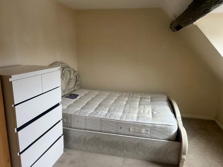 Room to rent £600 (1 person) £700 (couple)
