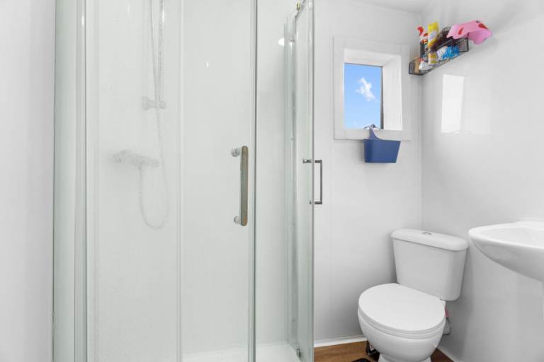 4 bed Terraced House with conservatory, parking and a big conversion, extension potential