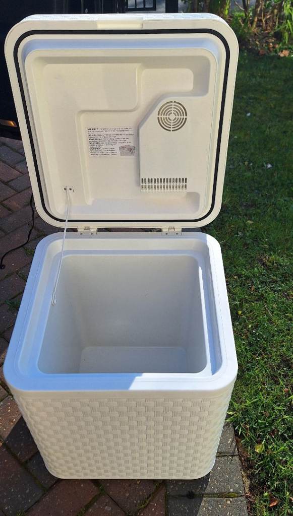 Cooler / warmer for car 40 liters,12v like new. 