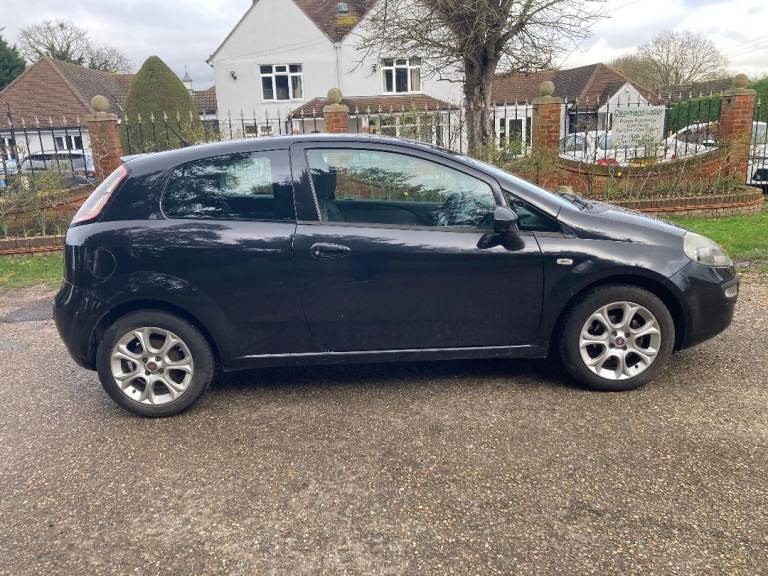 2011 FIAT PUNTO EVO 1.4 -3 DOOR HATCHABACK. ULEZ. IDEAL 1ST CAR. LONG MOT CHEAP ROAD TAX..