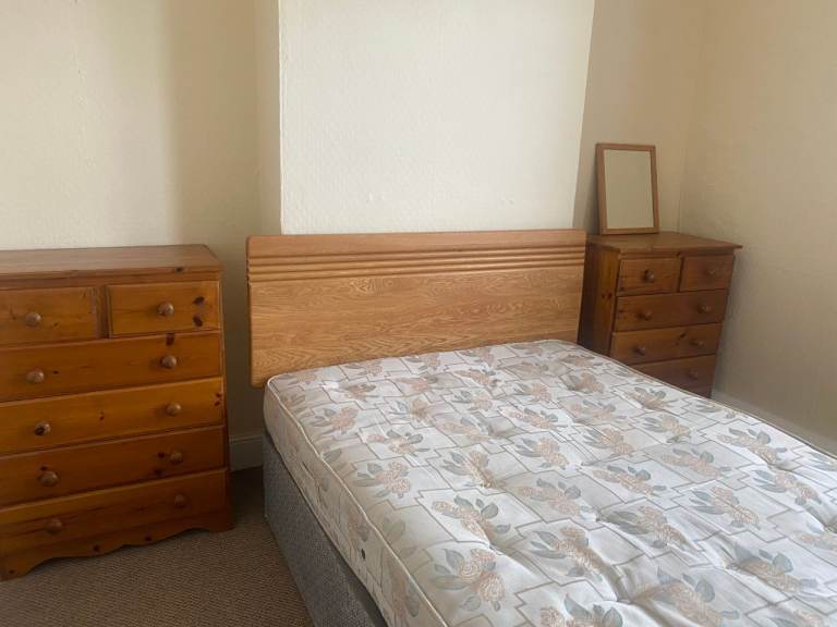 One bed first floor flat Bearwood by park £767 pm £500 deposit furnished