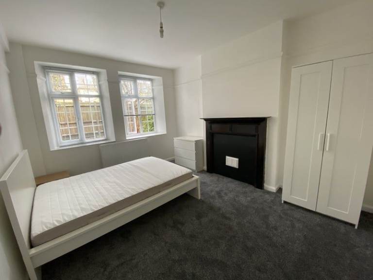 🏡 DOUBLE ROOM AVAILABLE IN PLAISTOW — BILLS INCLUDED 🔑