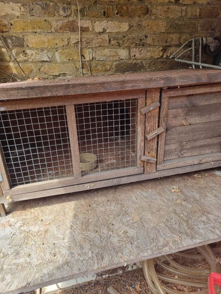Small animal hutch. Bowl and Water Bottle 