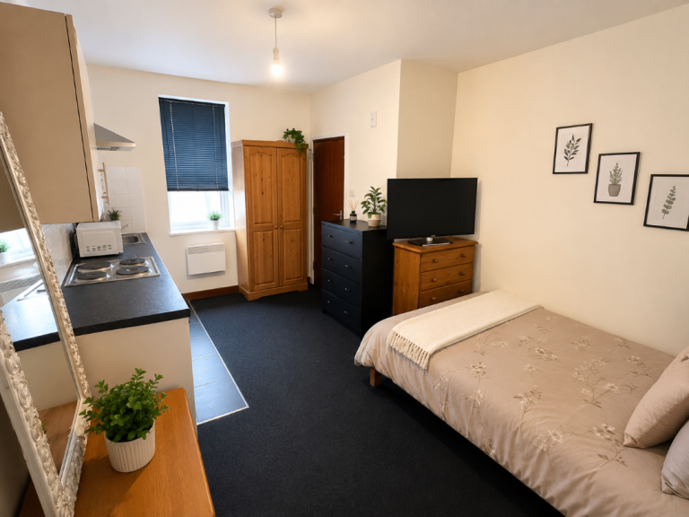 Studio flat - Shirley - BILLS INC - Available 1st August