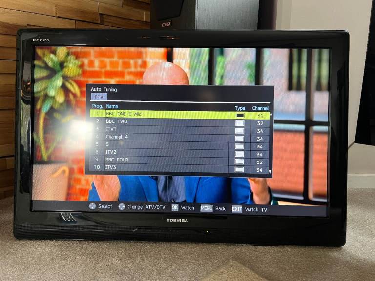 TOSHIBA 32" LCD TV 32AV555D