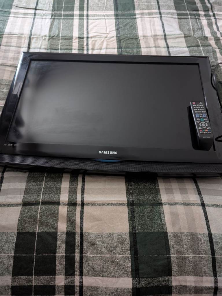 Samsung TV with Remote Control – Good Condition