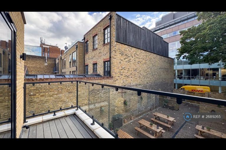 1 bedroom flat in Wimbledon Hill Road, London, SW19 (1 bed) (#2689265)