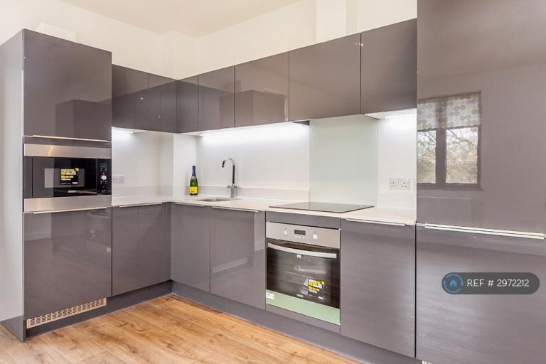 2 bedroom flat in Beaumont House, Chertsey, KT16 (2 bed) (#2972212)