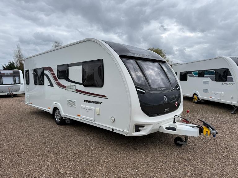 2017 SWIFT FAIRWAY 580 - 4 BERTH FIXED ISLAND BED TOURING CARAVAN - END WASHROOM