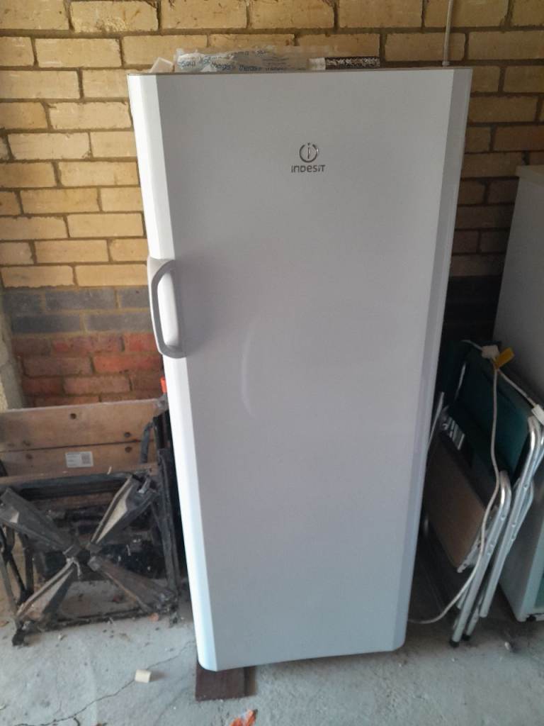 Upright freestanding freezer