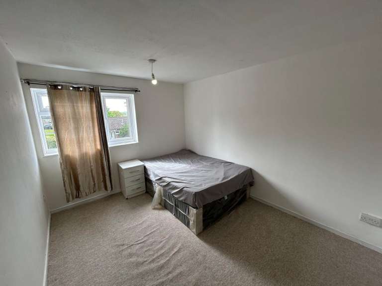 🔑 Open Door to Birmingham: Shared Rooms, Free Wi-Fi, Friendly.